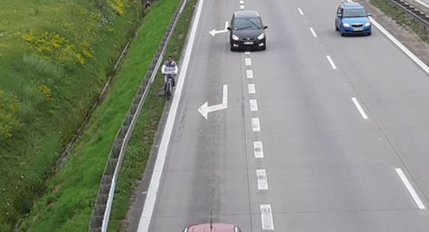Rowerzysta na autostradzie A4