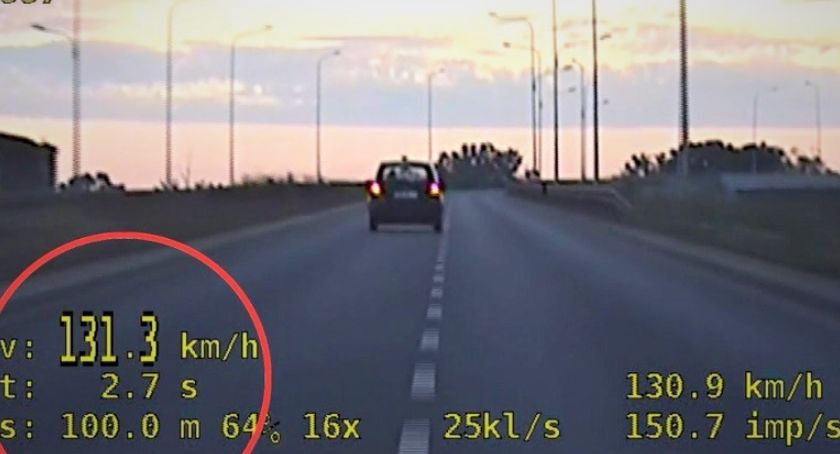 Jechał przywłaszczonym samochodem po truskawki. W obszarze zabudowanym przekroczył dopuszczalną prędkość, bo pędził 131 km/h