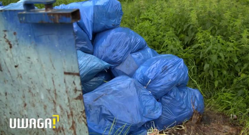 Emeryt na własną rękę sprząta dzikie wysypiska. Wójt: Powinny być posegregowane