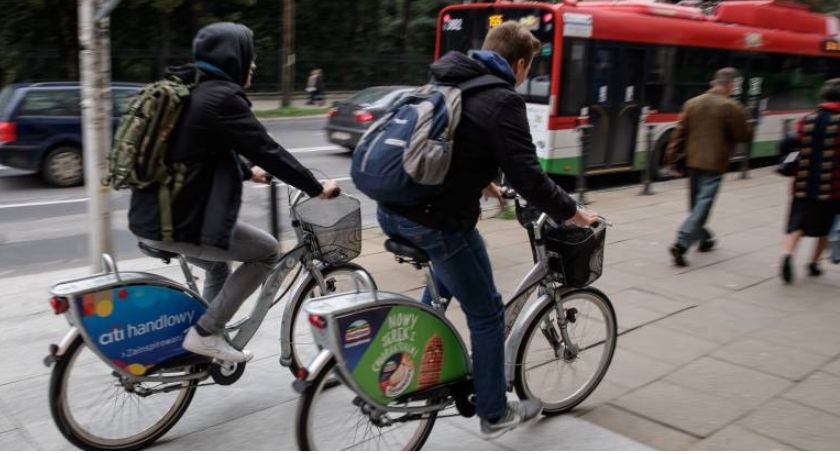 Dwóch rowerzystów potrąconych przez kierujących samochodami, a piesza przez rowerzystę