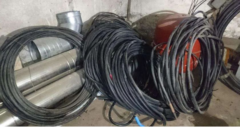 Pijany mężczyzna kradł kable elektryczne. Wpadł na gorącym uczynku