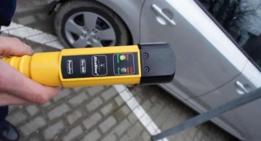 Pijany z sądowym zakazem prowadzenia pojazdów zaatakował policjantów
