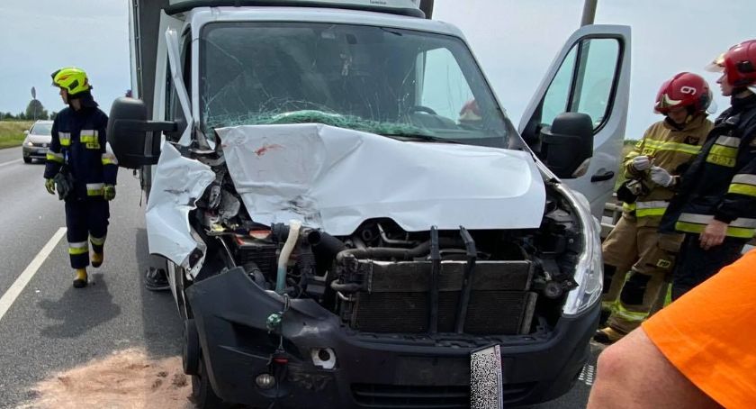 Zderzenie meblowozu z ciężarówką na A4