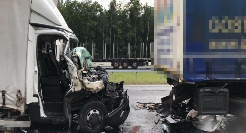 Policjanci wyjaśniają okoliczności poniedziałkowego wypadku na drodze S3