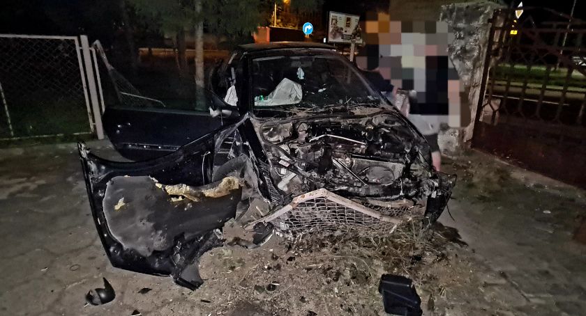 Pijany ukradł Peugeota i spowodował wypadek