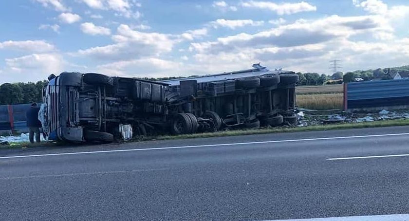 Na autostradzie A4 ciężarówka staranowała bramownicę z tablicami świetlnymi