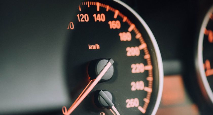 Przekroczył prędkość w obszarze zabudowanym o 40 km/h, był nietrzeźwy, trafił prosto za kratki