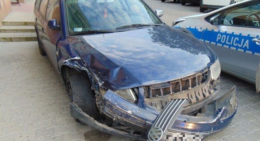 Wjechał w zaparkowane pojazdy, uciekł z miejsca zdarzenia, bo był pijany i miał aktywny zakaz prowadzenia pojazdów