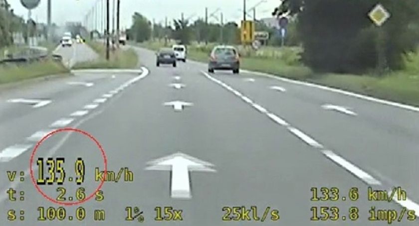 Nie był świadomy, z jaką prędkością jedzie, na ograniczeniu do 50 km/h jechał aż 135 km/h