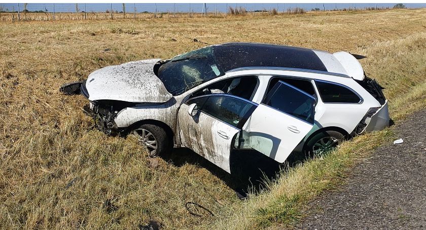 Zderzenie Peugeota z ciężarówką na A4. Dwie osoby ranne.