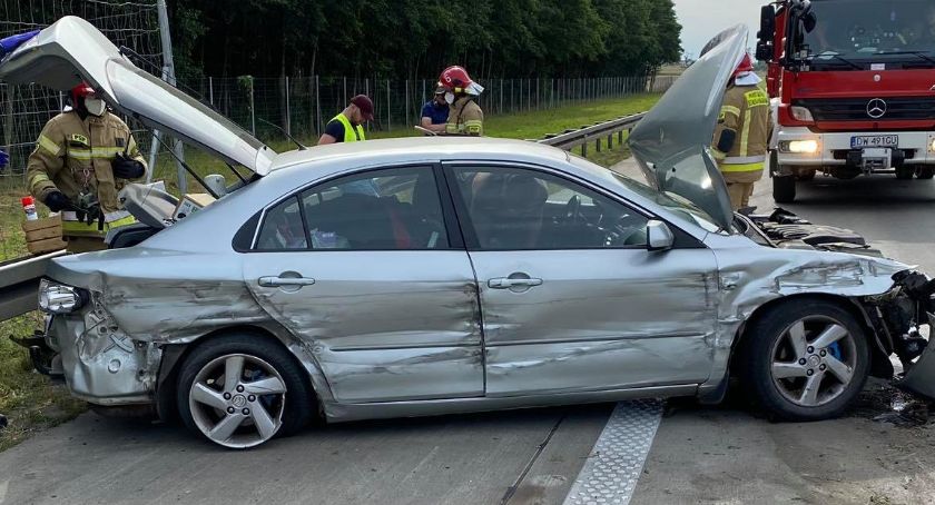Zasnął za kierownicą i uderzył w bariery na autostradzie A4