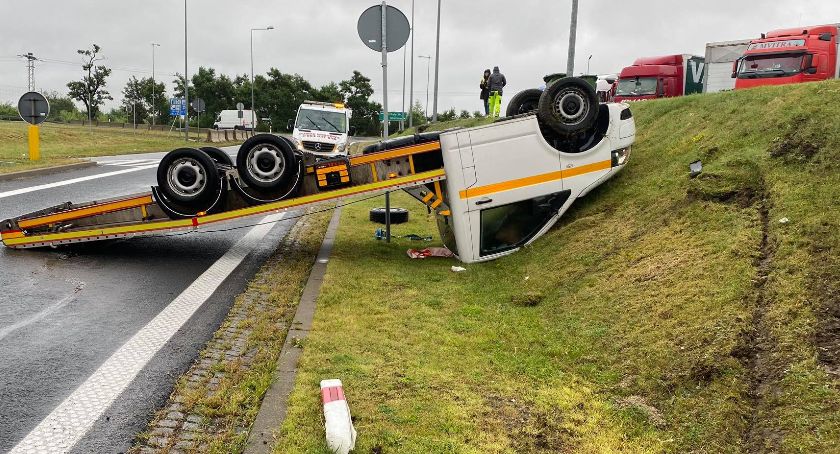 Na zjeździe z autostrady przewróciła sie laweta pomocy drogowej