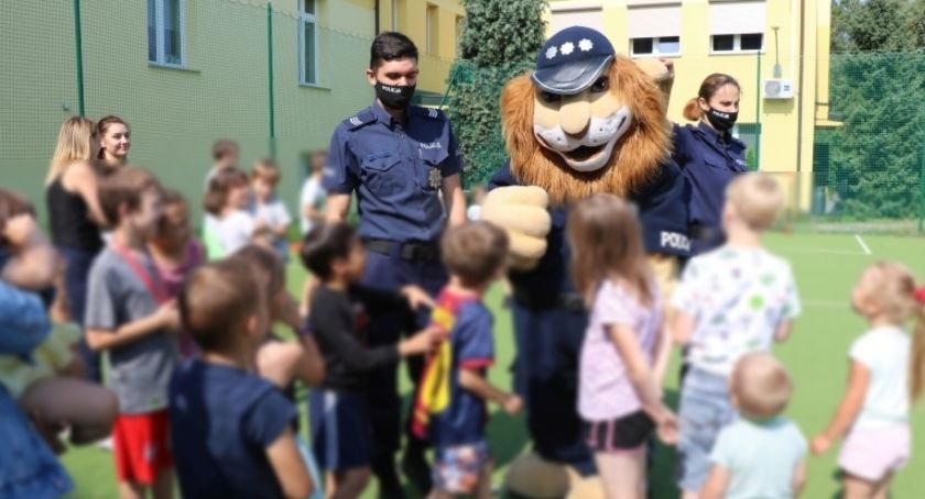 Wakacyjne spotkanie dzieci z ul. Lekcyjnej z wrocławskimi policjantami