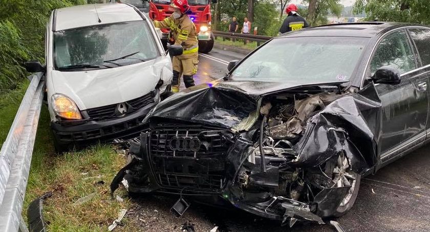 Zderzenie trzech aut na zjeździe z autostrady A4 w Kątach Wrocławskich