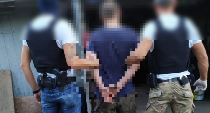 Uderzał młotkiem w samochód, a w garażu trzymał kilka tysięcy porcji amfetaminy