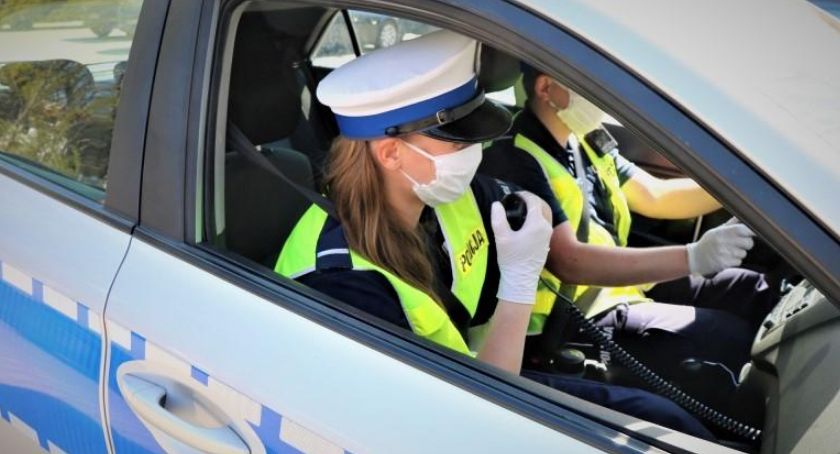 Nie zatrzymał się do kontroli drogowej, porzucił samochód i próbował uciec. Miał wiele na sumieniu, został po chwili zatrzymany przez policjantów