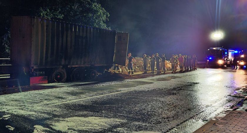 Pożar naczepy na 139 km autostrady A4. Utrudnienia potrwają jeszcze kilka godzin