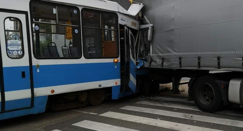 Zderzenie ciężarówki z tramwajem na Gliniankach