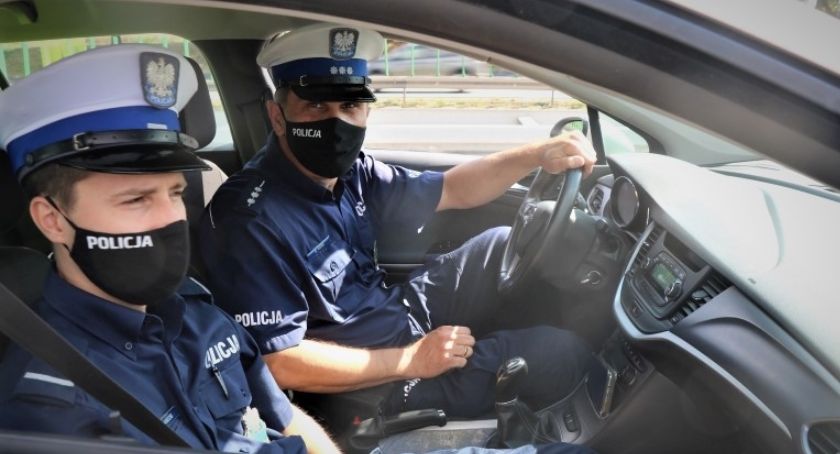 Rodzina przez przypadek zostawiła dziadka na autostradzie. Pomogli policjanci z wrocławskiej drogówki
