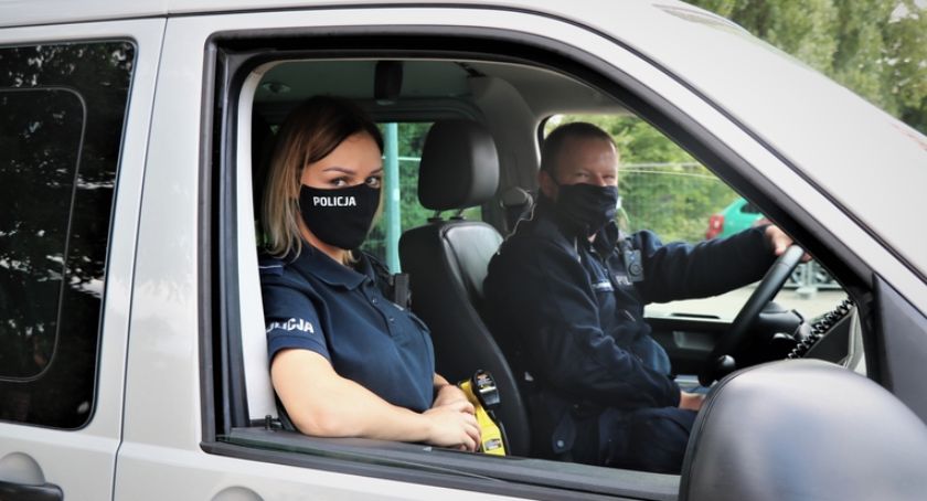 Przestraszony mały kotek chodził po ruchliwej ulicy. Pomogli mu wrocławscy policjanci