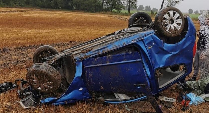 Samochód dachował w polu. Kierowca z licznymi złamaniami.