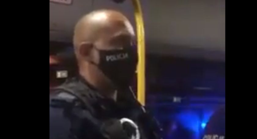 Jechał autobusem z hulajnogą. Został wyprowadzony przez policję. Zobacz nagranie.