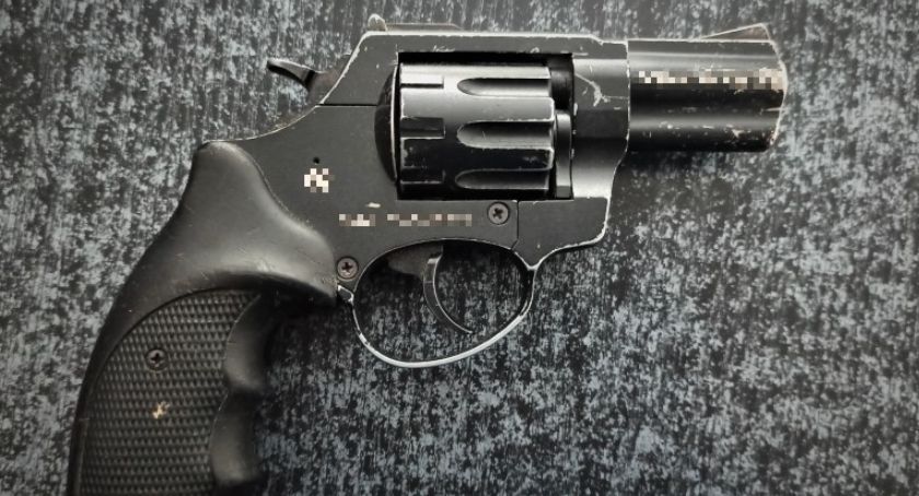 Groził bronią policjantom oraz mężczyźnie w altance działkowej