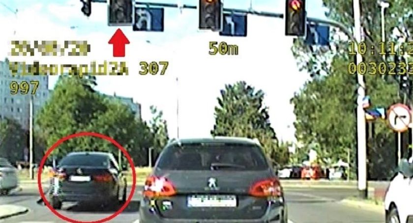 Kompletnie ignorował przepisy ruchu drogowego, a wszystko na oczach policjantów z drogówki