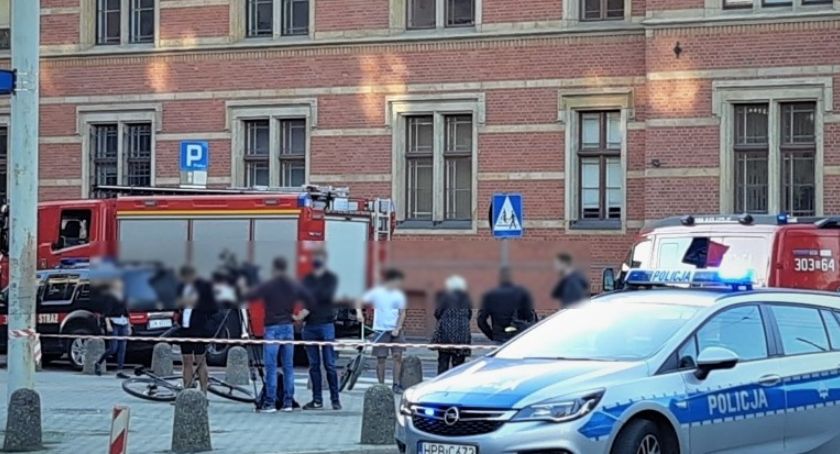 Mężczyzna z podejrzanym pakunkiem