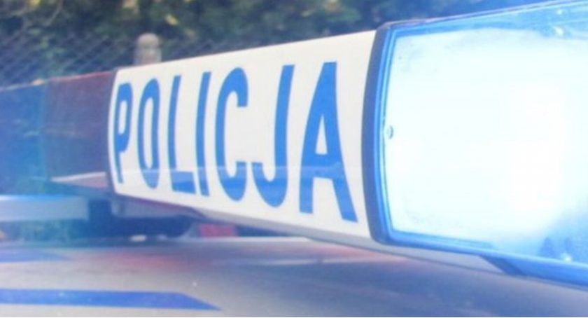 Roczne niemowlę było zamknięte w samochodzie. Policjanci wybili szybę i uwolnili malucha