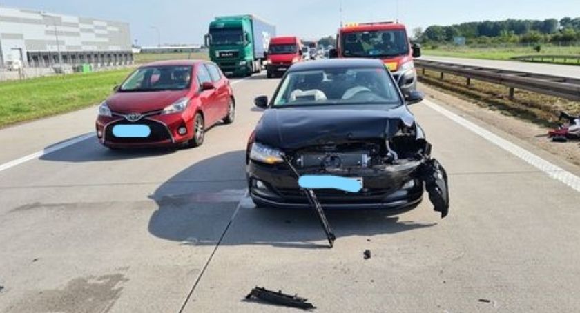Kolizja trzech aut na A4