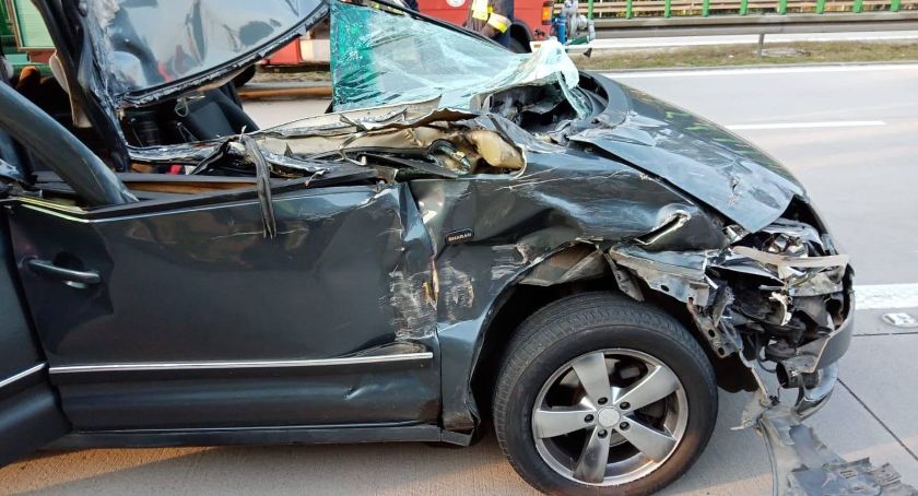 Auto osobowe wbiło się pod naczepę ciężarówki. Kierowca cudem wyszedł z wypadku bez obrażeń.