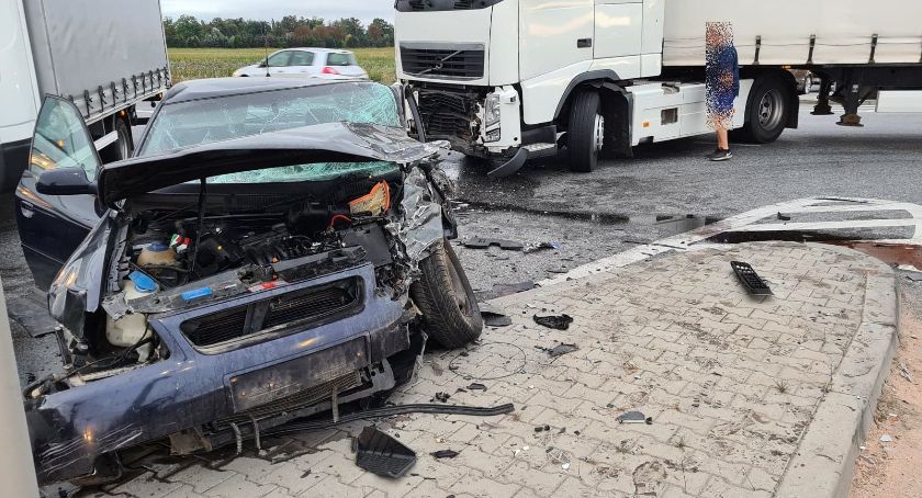 TiR staranował osobowe audi
