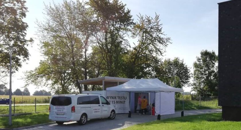 Szybkie przesiewowe testy COVID-19 dostępne w Kobierzycach.