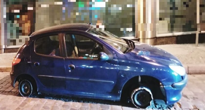 Próbował jechać samochodem przez rynek bez dwóch opon