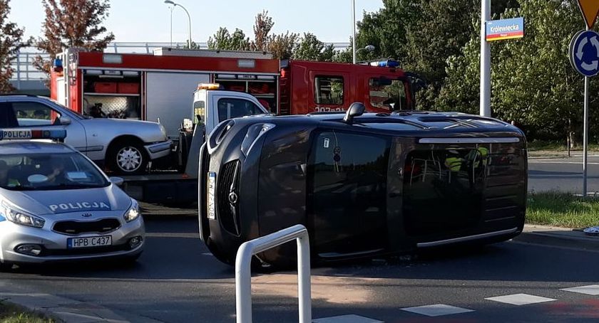 Na rondzie Modzelewskiego auto przewróciło sie na bok