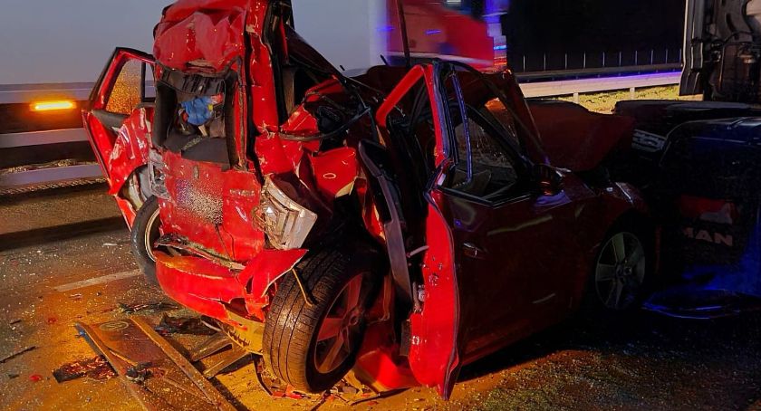 Nocny wypadek na A4. Skoda zmiażdżona przez dwa tiry.