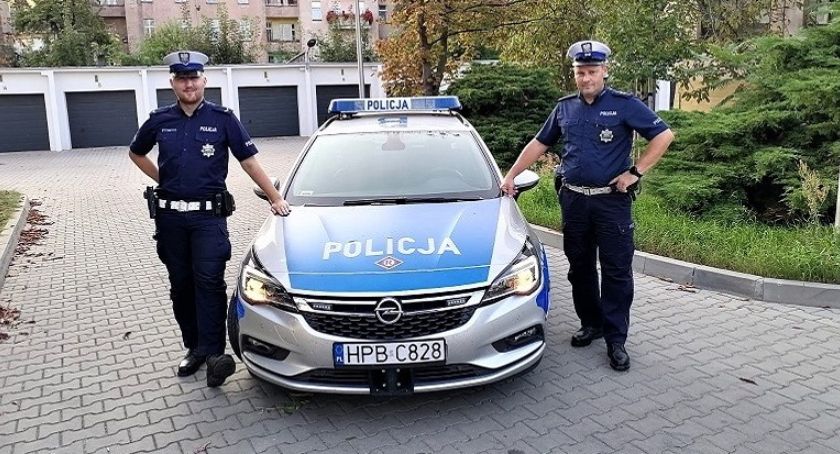 Wrocławscy policjanci wyciągnęli z rzeki tonącą kobietę