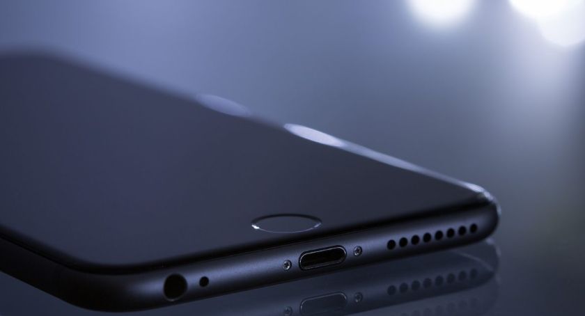 Kobieta zostawiła na barze swój telefon. Wystarczyła chwila, by ktoś go zabrał