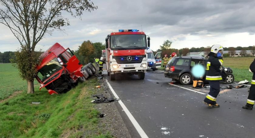Tragedia na DK35 w Gniechowicach. Nie żyje kierowca osobówki.