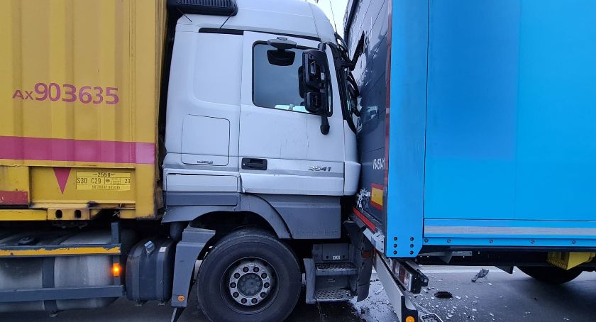 Zderzenie dwóch ciężarówek na A4