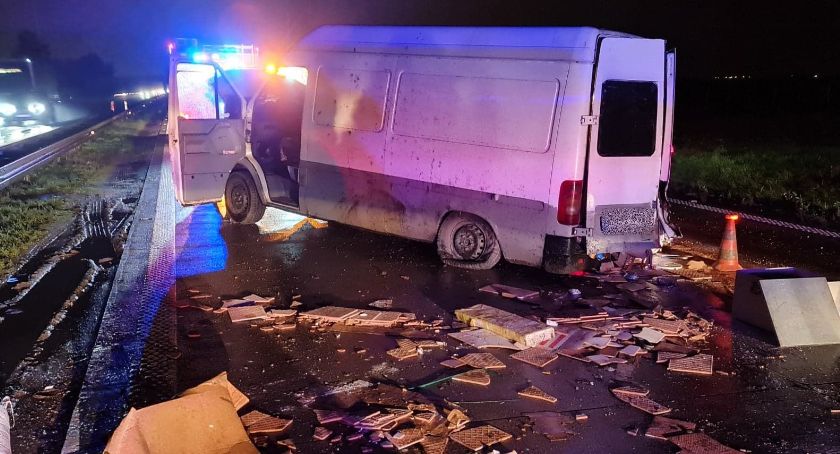 Na autostradzie A4 rozbił się bus z materiałami budowlanymi