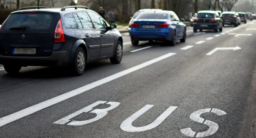 Policyjne kontrole sposobu korzystania przez kierowców z buspasów. Efekt – mandaty i pouczenia