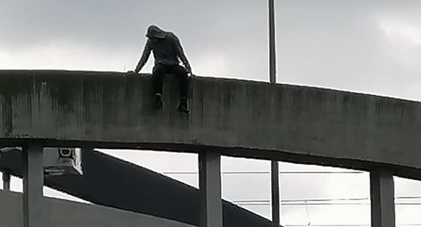 Wszedł na przęsło mostu Warszawskiego