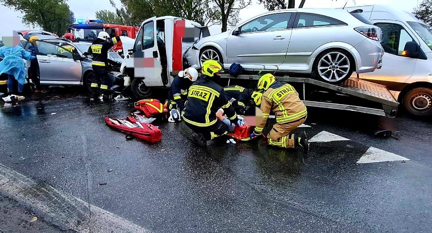 Czołowe zderzenie na DK-8. Droga całkowicie zablokowana