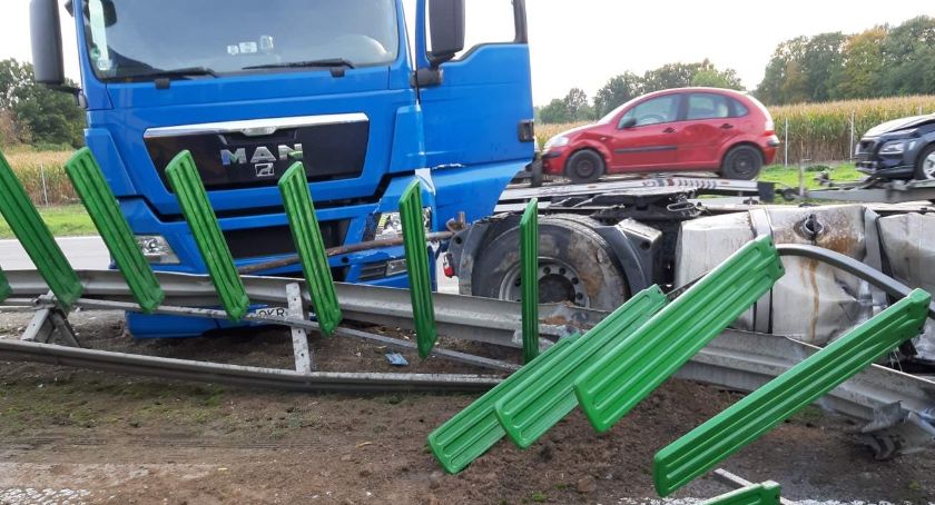 Potężne utrudnienia na 119 km autostrady A4. Dwie ciężarówki wbite w bariery