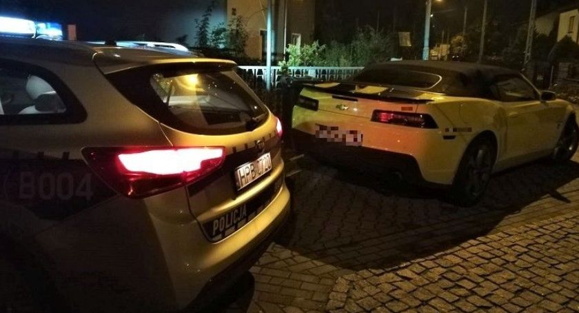 Uciekał sportowym Chevroletem przed policjantami, bo miał aktywny zakaz prowadzenia pojazdów mechanicznych