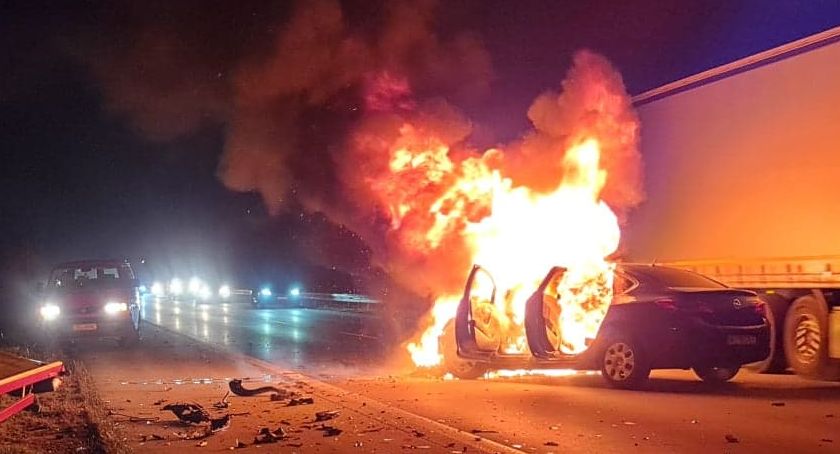 Na A4 auto osobowe uderzyło w lawetę i stanęło w płomieniach