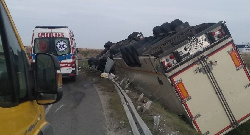 Przewrócił się tir wypełniony karmą dla zwierząt