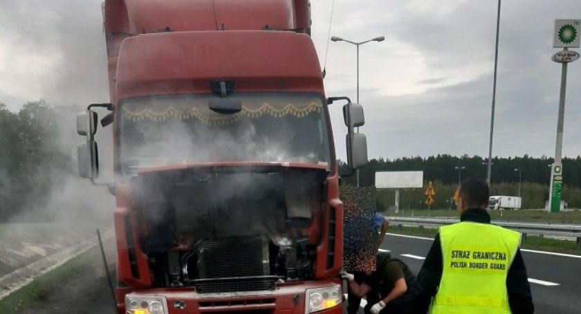 Pogranicznicy pomogli ugasić pożar ciężarówki